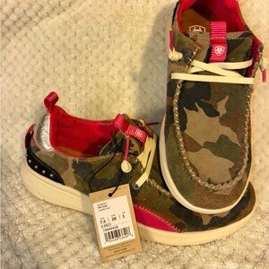Ariat woman’s Moccasins in Camo and Pink